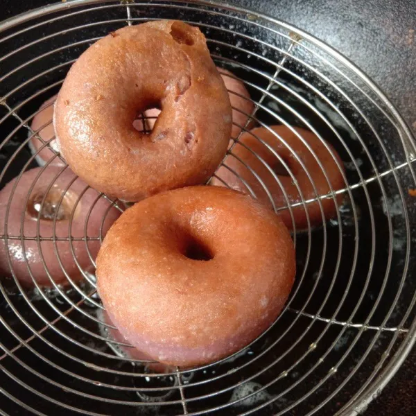 Angkat dan tiriskan. Taburi dengan gula donat