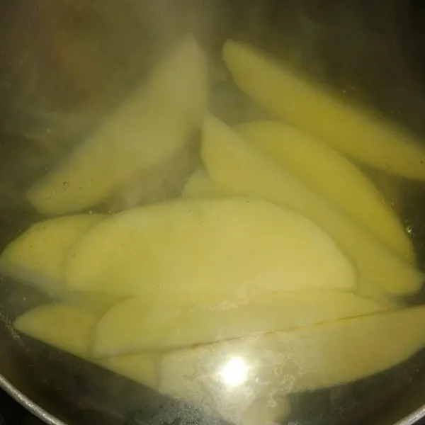 Masukkan kentang dengan air secukupnya lalu rebus sampai cukup empuk, angkat, tiriskan. Dinginkan suhu ruang