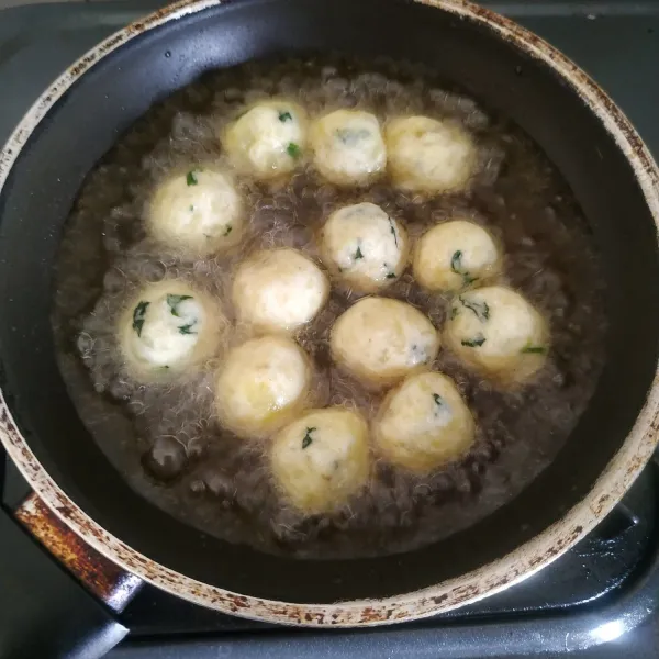 Panaskan minyak goreng. Goreng bola-bola kentang sampai berwarna kuning keemasan.