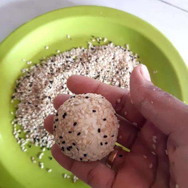 gulirkan di atas campuran wijen hitam dan putih.
