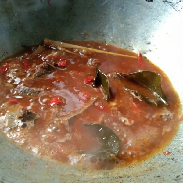 Tambahkan air, garam, gula pasir, kecap manis , masak hingga limpa sapi empuk