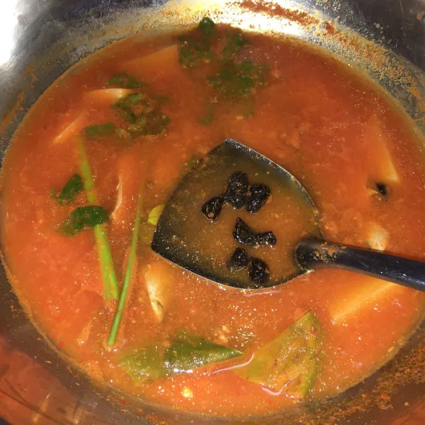 Kemudian masukkan asam kandis lalu masak hingga matang dan kuah sedikit menyusut
