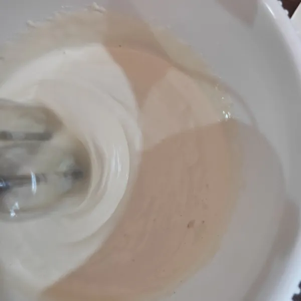 Mixer gula pasir dan telur kurang lebih 10 menit, sampai mengembang pucat dan kental