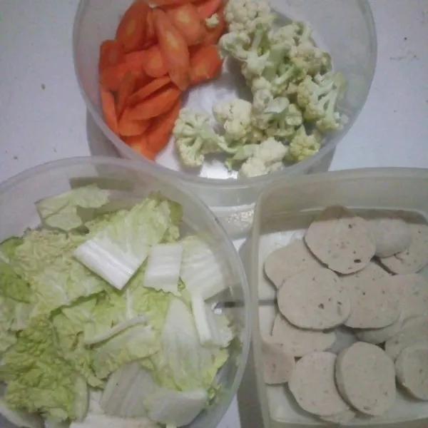 Siapkan sayuran dan bakso (disesuaikan selera). Cuci bersih, tiriskan