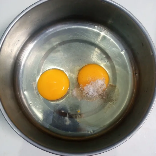 Kocok telur bersama gula,garam dan lada bubuk.