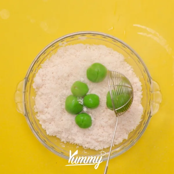 Siapkan kelapa parut yang telah dikukus dan ditambah gula dan garam lalu balurkan klepon dengan kelapa parut. Sajikan.