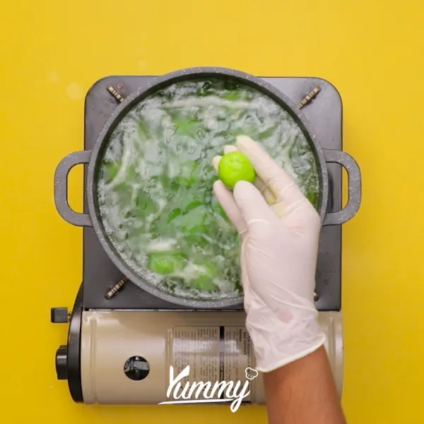 Panaskan air dalam panci hingga mendidih lalu rebus klepon yang telah bulat di dalamnya hingga mengambang. Setelah mengambang angkat dan sisihkan.