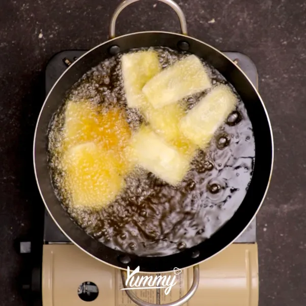Panaskan minyak dalam frying pan lalu goreng singkong hingga garing dan matang lalu angkat dan sisihkan.