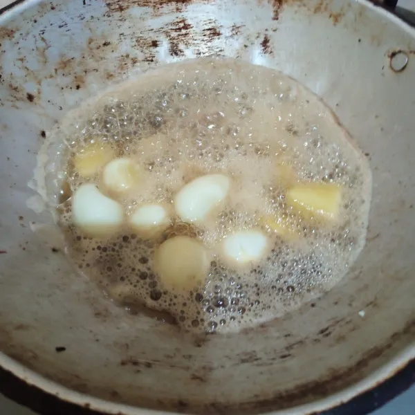 Goreng telur puyuh dan kentang sampai kecoklatan. Angkat tiriskan.