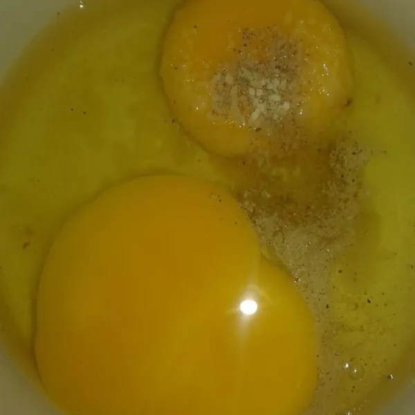 Dalam wadah, campur telur, garam, lada bubuk dan kaldu jamur/kaldu bubuk. Kocok lepas.
