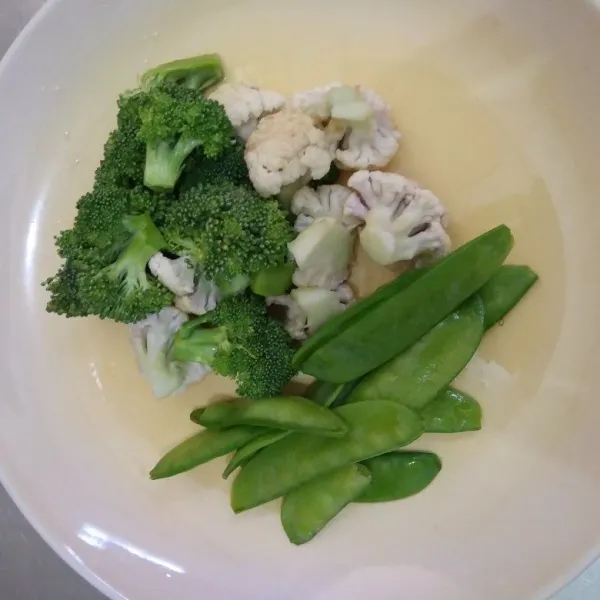 Siapkan bahan sayuran: potong brokoli, kembang kol, dan kapri