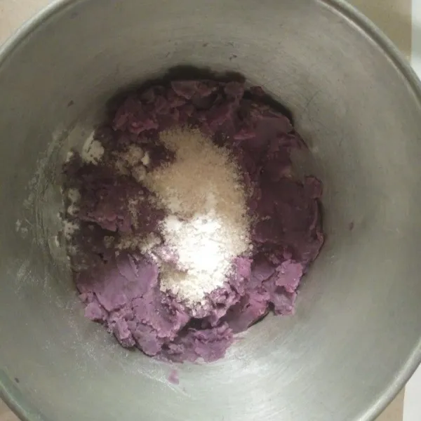 Bahan kulit: campurkan 3 buah ubi ungu yang telah dihaluskan, 3 sdm gula, 1/4 sdm garam, 2 sdm tepung kanji dan 6 sdm tepung beras, 1/2 sdm baking powder . Aduk dan uleni hingga kalis.