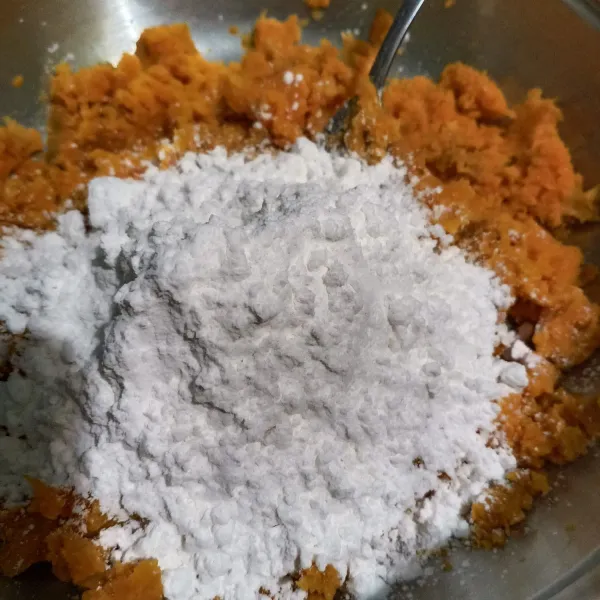 Setelah ubi matang, pindahkan diwadah, lali beri tepung tapioka dan garam. Uleni hingga tercampur rata.