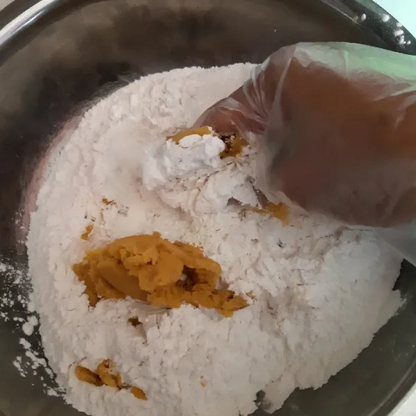 Campurkan ke dalam tepung ketan dan tepung beras, tambahkan garam, uleni.