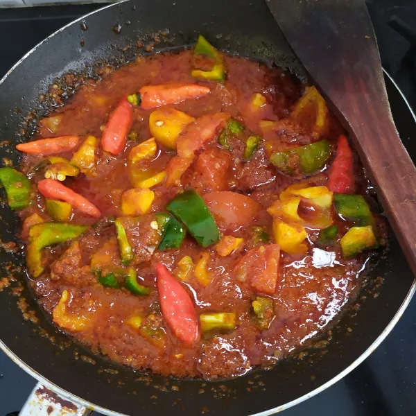 Masukkan paprika hijau, paprika kuning, tomat dan cabe rawit utuh, aduk rata, lalu tambahkan air.