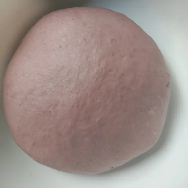 Setelah mengembang 2 kali kempiskan adonan.