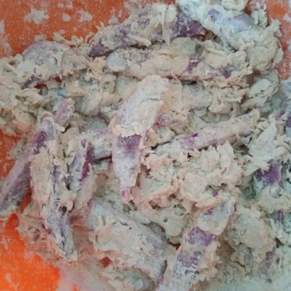 Gulingkan pada adonan tepung kering, cubi cubit supaya tepung menempel pada ubi, lakukan hingga habis