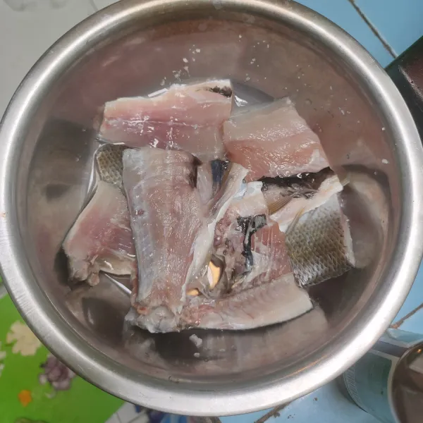 Bersihkan isi perut dan sisik ikan, potong sesuai selera. Cuci bersih dan sisihkan.