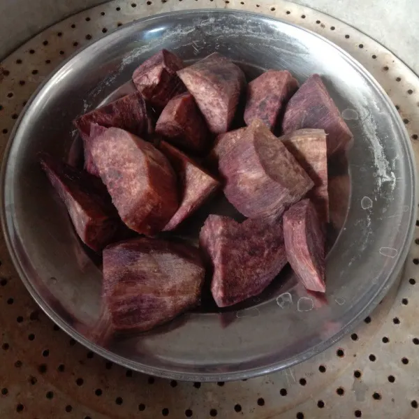 Kukus ubi jepang sampai matang