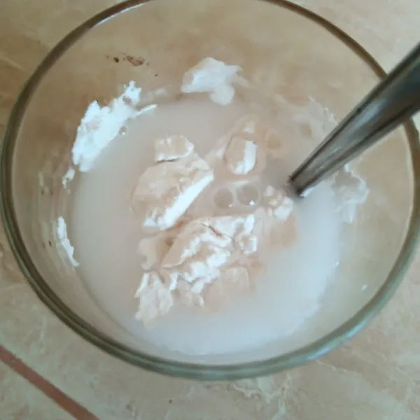 Larutkan tepung tapioka dalam air