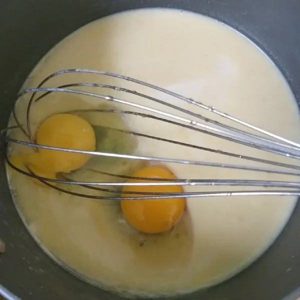 Tambahkan 2 butir telur dan aduk rata.