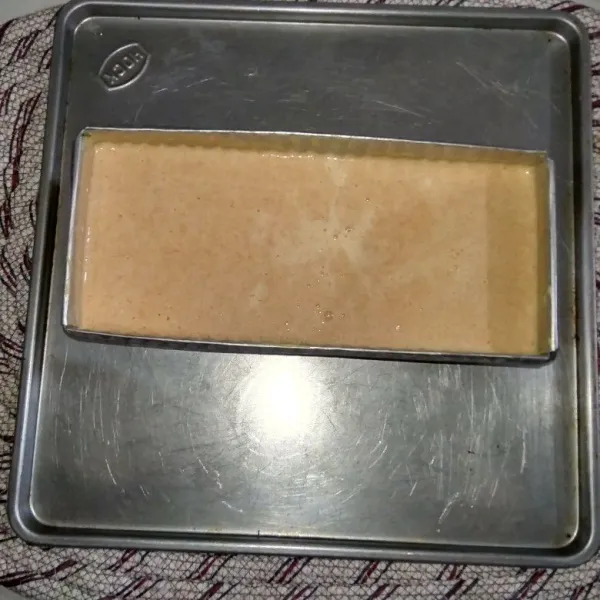Tuang adonan ke dalam loyang yang sudah diolesi margarin, dan dialasi kertas roti pada permukaan, lalu panggang hingga matang.