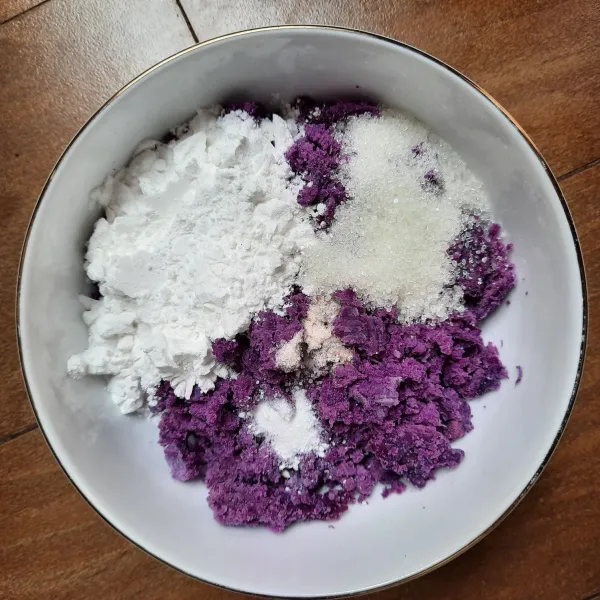 Masukkan ubi ungu yang sudah dikukus/direbus dan dihaluskan, tepung tapioka, gula pasir, garam dan vanili bubuk dalam wadah.