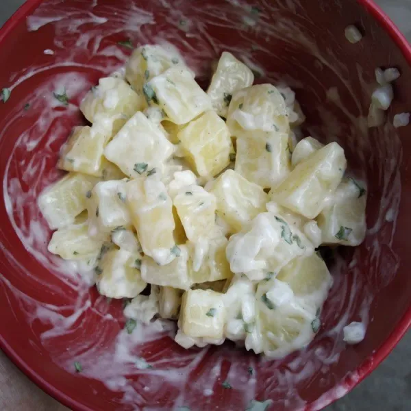 Tambahkan mayonaise, garam, merica, parsley, dan bawang bombay kedalam mangkok yang berisi kentang, aduk rata
