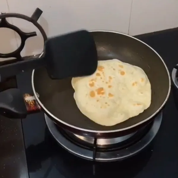 Goreng sampai bergelembung dan kecoklatan di bagian tertentu.