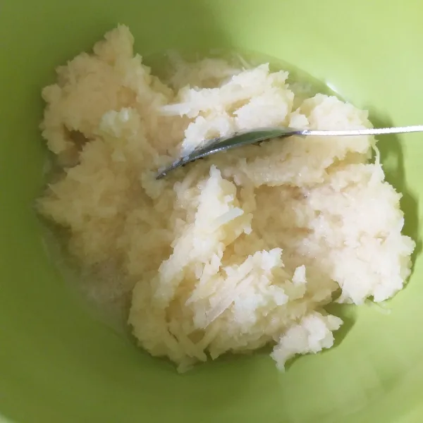 Kupas kentang dan bersihkan, kemudian parut kentang sampai halus.