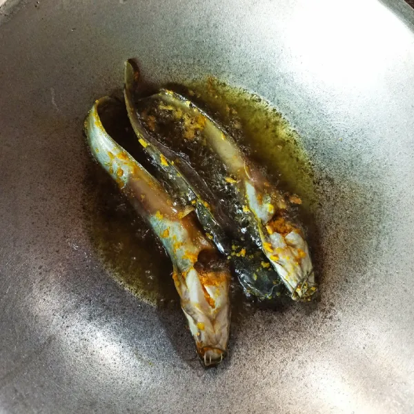 Goreng ikan lele hingga garing, tiriskan