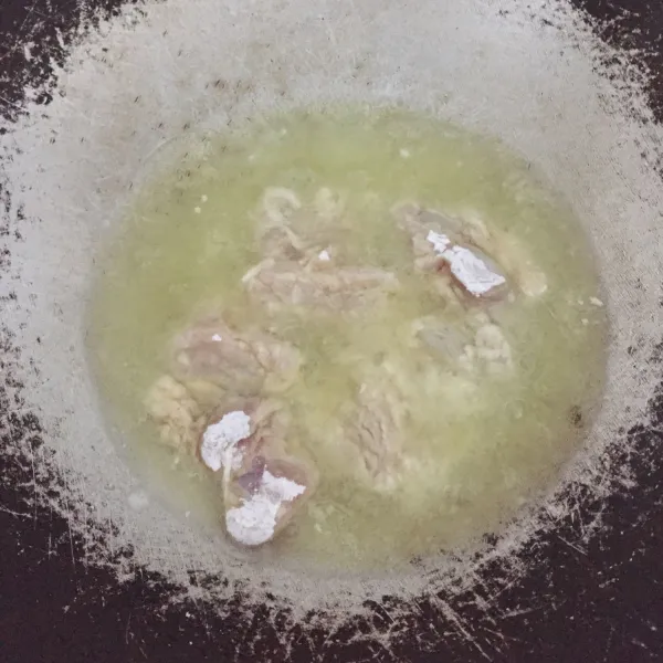 Panaskan minyak lalu goreng ayam yang sudah dibaluri tepung tapioka