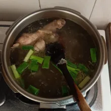 Untuk kaldu, tumis 1/2 bagian bawang putih yang sudah dicincang, tambahkan air dan tulang ayam serta bawang daun, beri bumbu