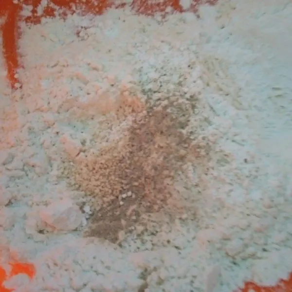 Buat adonan tepung kering, campur rata semua bahannya