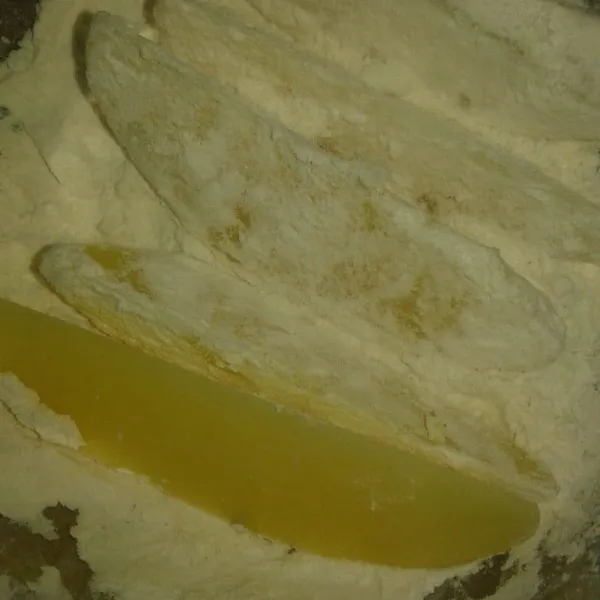 Setelah kentang dingin, gulingkan dalam tepung terigu sampai terbalur rata. Angkat