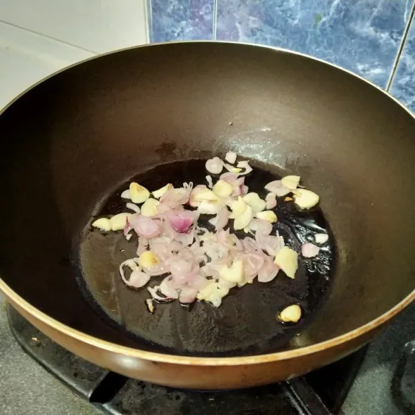 Tumis bawang hingga layu dan harum.