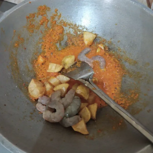 Kemudian masukkan udang dan kentang, tambah garam dan royco ayam aduk rata