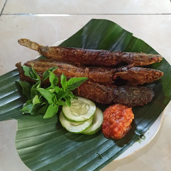 Hidangkan lele dengan sambal pecel lele dan lalapan.