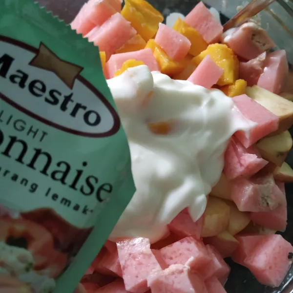 Lalu tambahkan mayonaise.