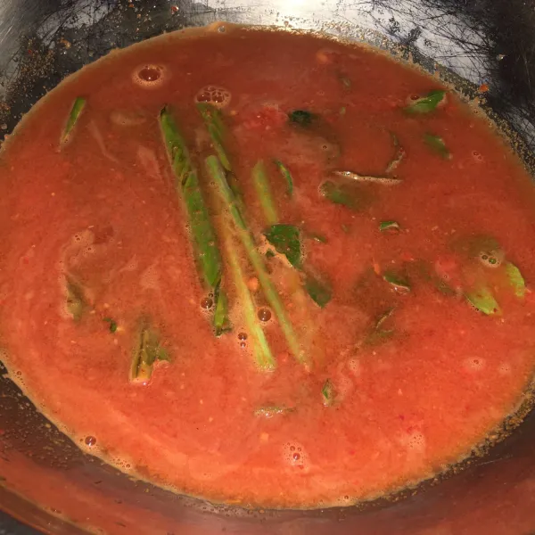 Masukkan bumbu yang telah dihaluskan, daun kunyit, daun jeruk, serai, daun ruku-ruku (kemangi), dan 1 liter air putih. Masak dengan api sedang