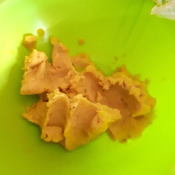 Haluskan 100gr ubi kukus selagi hangat.