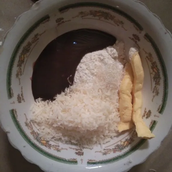 Bahan Isian: Campurkan 3 sdm tepung kanji, 2 sdm gula, 1/4 batang keju cedar parut, 1 sdm bulben, 2 sdm susu kental manis coklat. Aduk dan uleni hingga kalis.