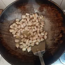 Masukkan potongan ayam, masak hingga berubah warna