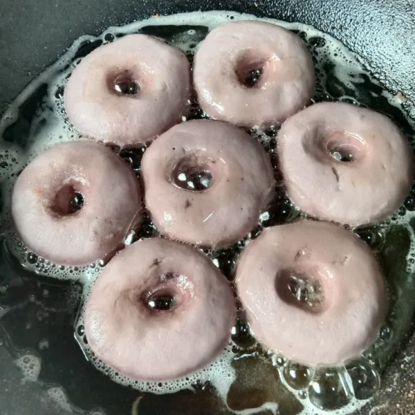 Goreng donat sampai matang