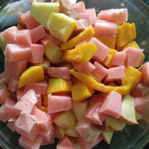Campurkan semua buah yang sudah dipotong dalam satu wadah mangkok. Tambahkan juga agar-agar yang dipotong kotak-kotak.