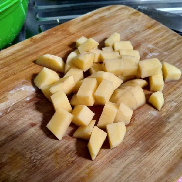 Kupas kentang, potong dadu.
