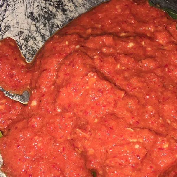 Haluskan cabai, bawang merah, bawang putih, jahe, lengkuas, kunyit, dan tomat. Berikan garam secukupnya