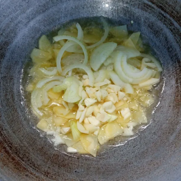 Goreng kentang,bawang bombai dan bawang putih sampai layu. Angkat dan tiriskan.