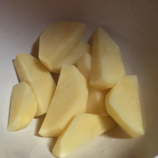 Potong kentang sesuai di gambar atau sesuai selera