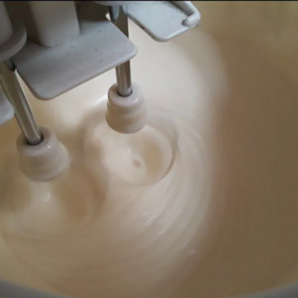 Mixer dgn kec.tinggi bahan B sampai putih, kental dan mengembang.